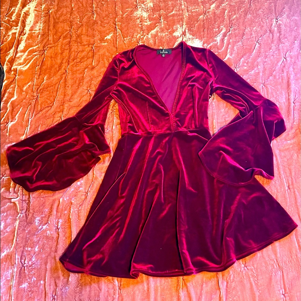 Maroon LuLu’s low cut flowy velvet dress